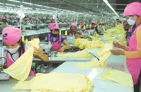 Workers make clothes for export at Korean-invested Seshin Ltd Company in Thuy Van Industrial Zone in northern Phu Tho Province. (Photo: VNA/VNS)